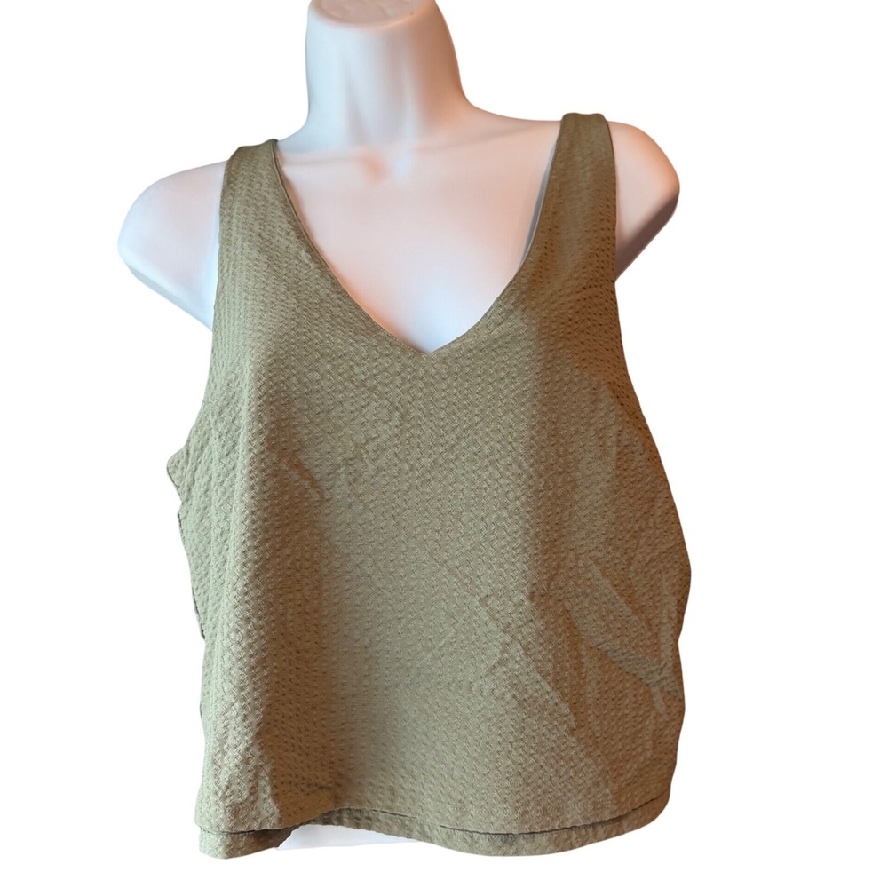 Vuori Villa Textured Crop Tank Womens Size Medium Laurel Green V Neck